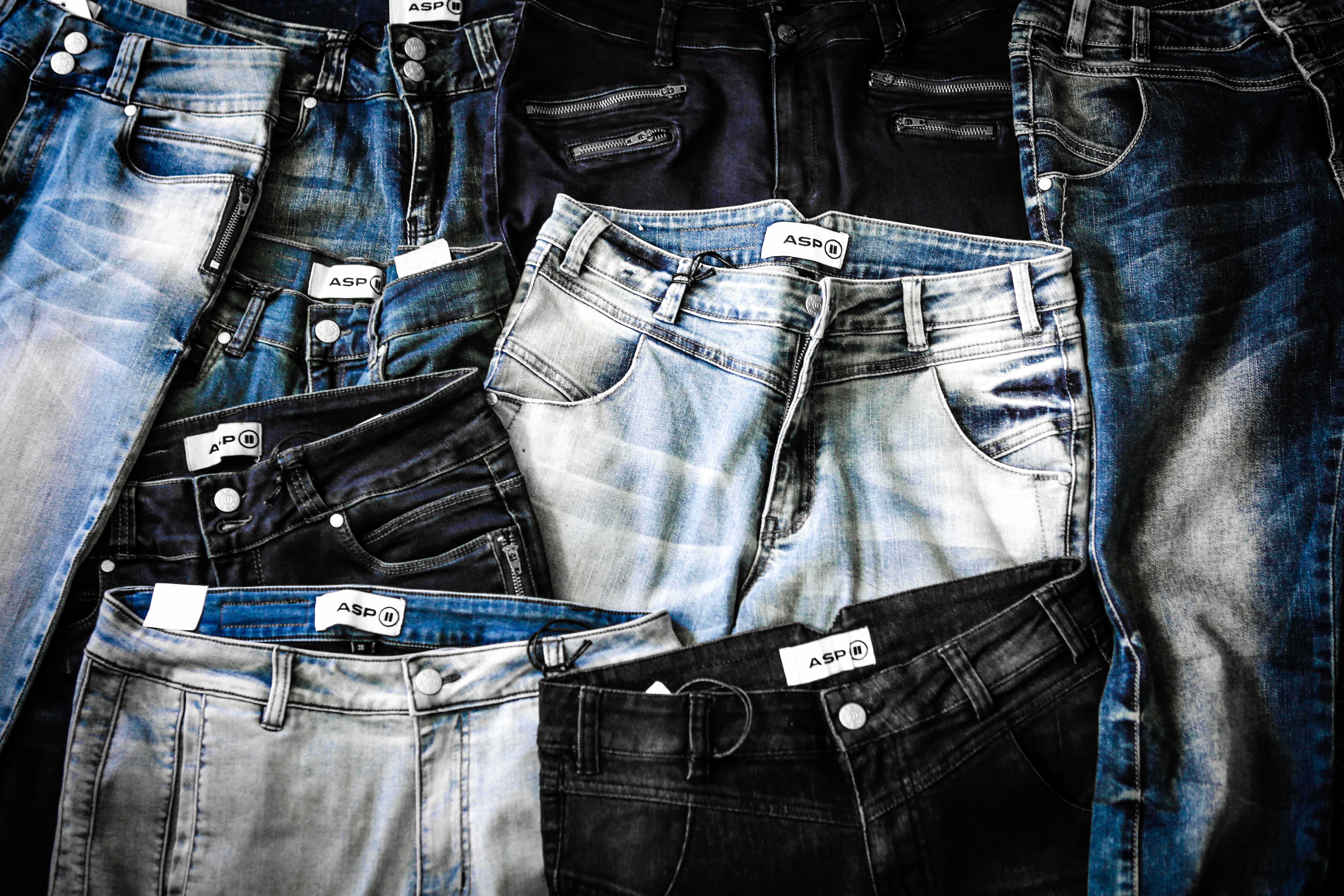 asp-jeans-dk-spredt-ud-pa-gulv